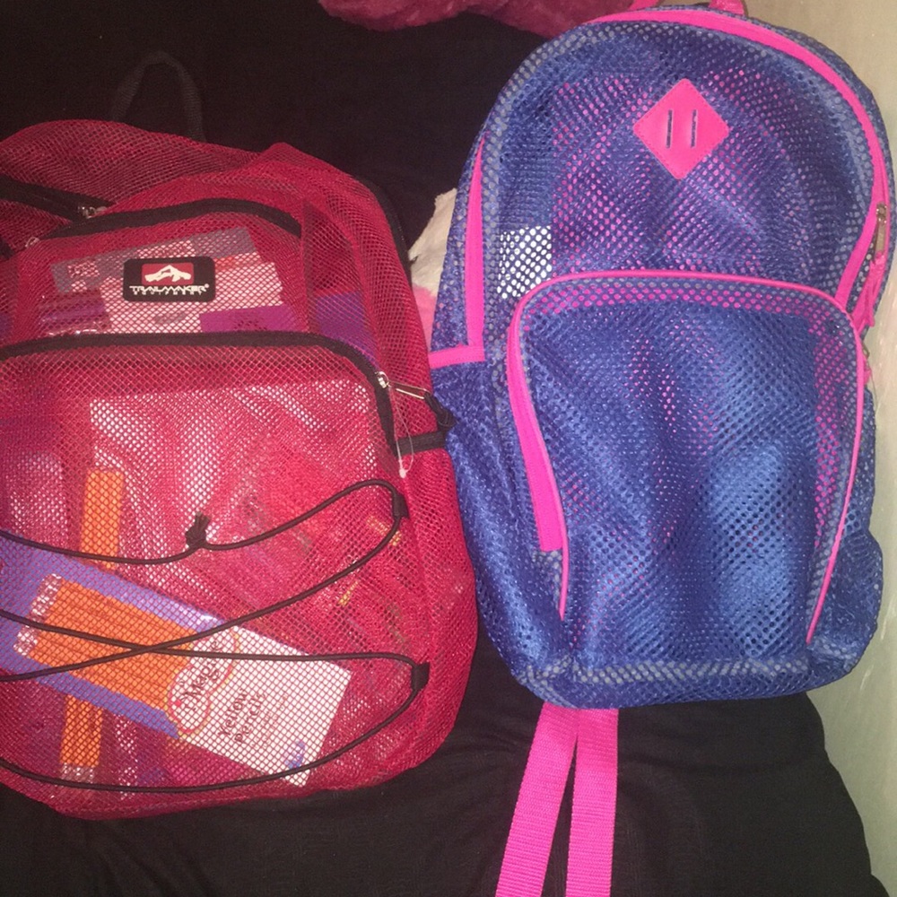 Red and blue books sacks es